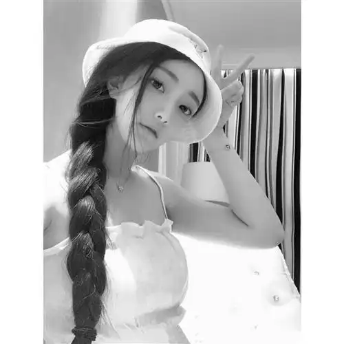  快手黑白女生头像,一个愿意听你说废话的女人
