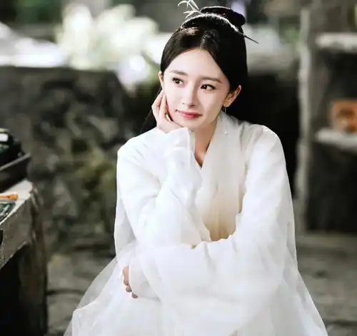  微胖界天花板37岁前凸后翘,杨幂的身材就是她最犀利的武器