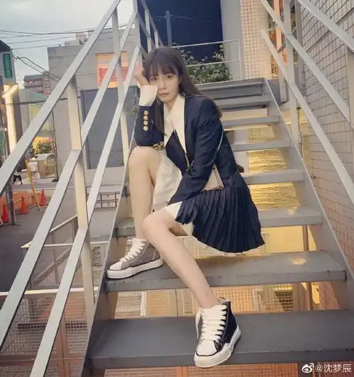  沈梦辰穿校服装青春洋溢