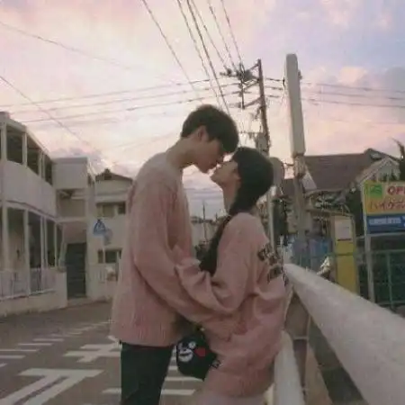  甜蜜情侣头像接吻拥抱,爱情总会给你惊喜的