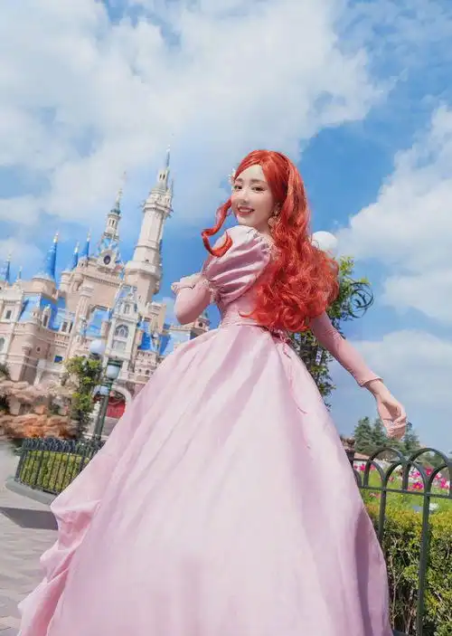  毛晓彤全粉造型走机场,虽然看着圆鼓鼓,但却没有臃肿感,真嫩