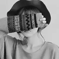  qq头像女生戴帽子黑白色