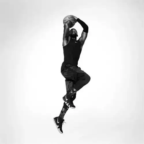  外观更加犀利欧文新战靴kyrie4也迎来性能的进一步突破