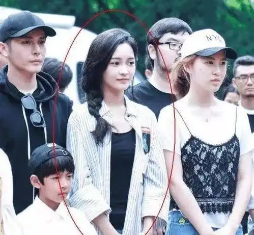  杨幂工作室艺人恋情曝光,甜蜜牵手同游日本,办公室恋情瞒不住了