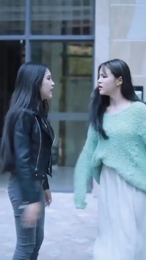  渣男游走于两个闺蜜之间,两人为抢男友抛弃友情,涂磊大骂不值得