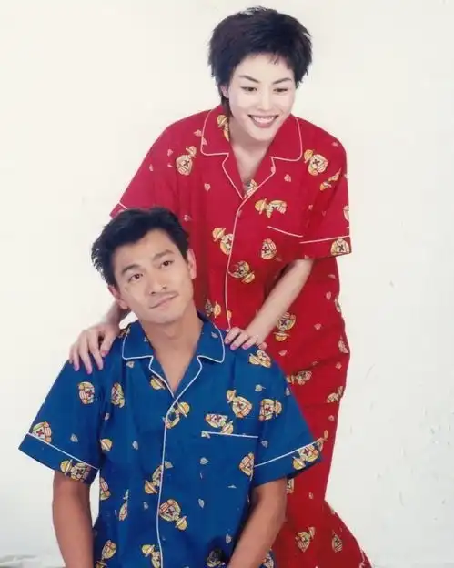  王菲刘德华昔日罕见睡衣合影曝光,想不到两人交情这么深