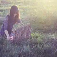 微信头像一个女人在树林里走路