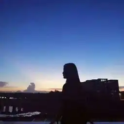  清新唯美背影情侣头像一男一女图片听你的心跳和我的节奏一样