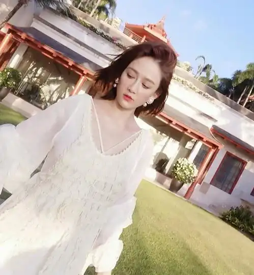  陈乔恩晒照被疑怀孕手臂纤细小v脸,却遭窗户反光出卖小腹