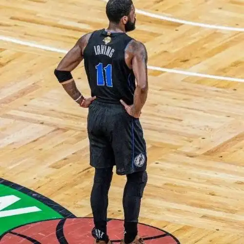  欧文更新ins头像自己站在凯尔特人logo上