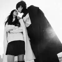  请问图片上的这对情侣是谁