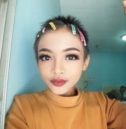  泰国12岁网红,靠美妆给爸妈买了房男人妩媚起来,真没女人什么事