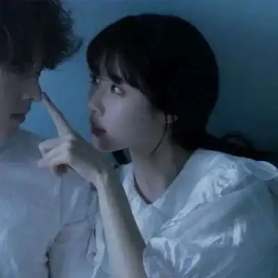  真人情头有的人在黑暗里给自己折了一只船,将自己摆渡到对岸