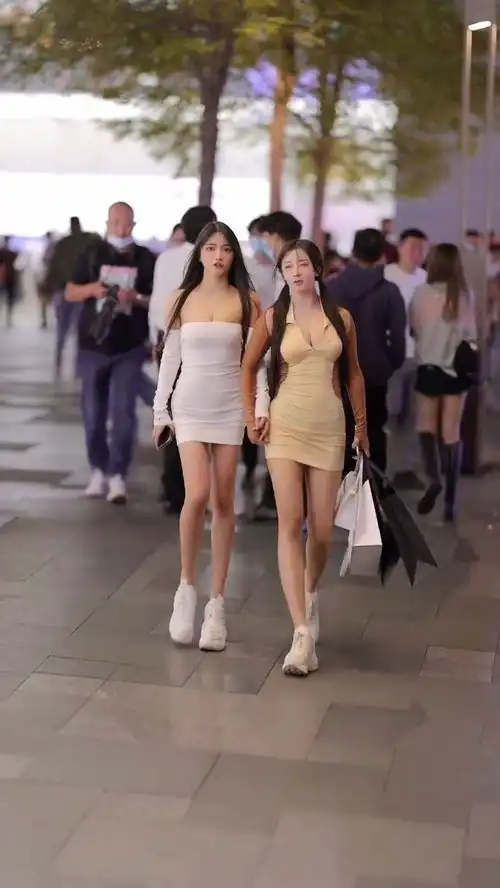 这样的神仙闺蜜谁看了不迷糊啊抖音小助手一起吹过晚风的街