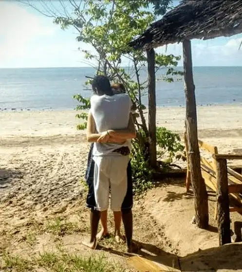  情侣甜蜜拥抱照引讨论到底谁的腿在前面图