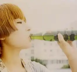  谁有女生喝酒的图片