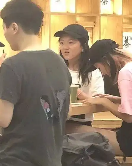 李嫣现身无锡探班王菲,餐厅吃饭却只顾玩手机,网友很像李亚鹏