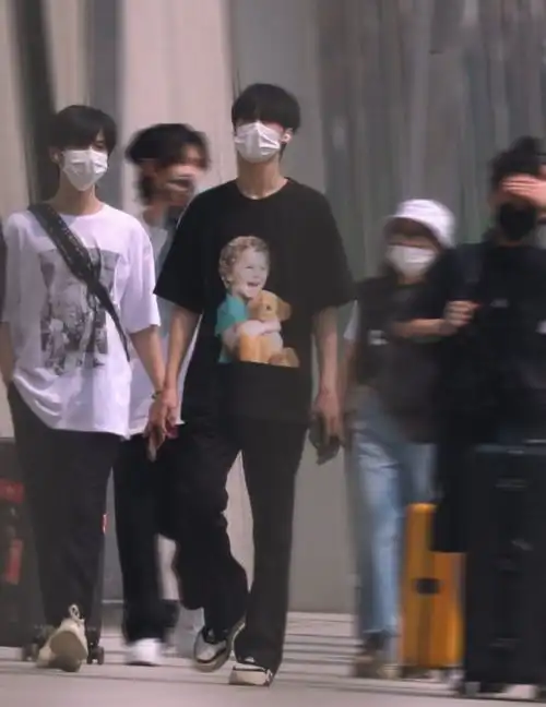  时代少年团严浩翔,贺峻霖,宋亚轩参加录制央视六一晚会路透图,看来弟弟们还都是未成年需要过儿童节的啊