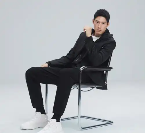  王子文男友接商务代言与明星合照站c位,网友猜测要出道了