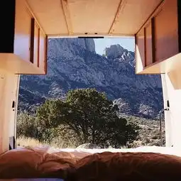  一对情侣开着房车环美旅行,每天醒来都是不同的风景