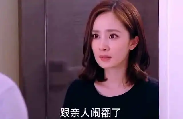  霸道总裁爱上实习生,小情侣回家甜蜜蜜,谁料男友母亲突然回来