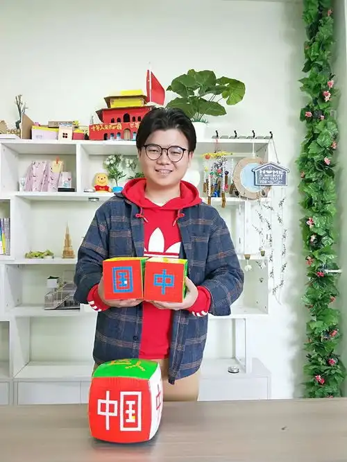  河南大学生单手秒还原魔方,用256块魔方拼出杨幂沈腾头像