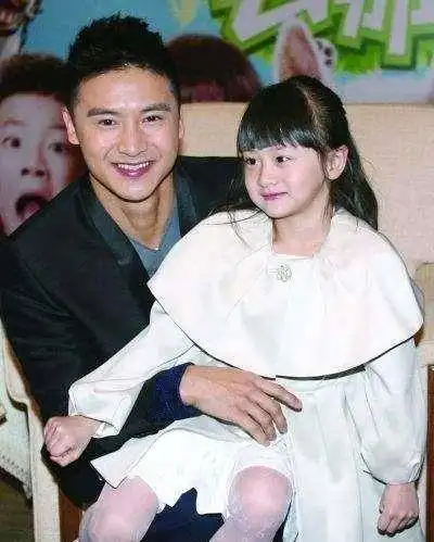  冻龄爸爸火了,与女儿合照像情侣,女儿他比我大了25岁