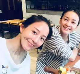 演依萍俘获赵薇,被男友甜蜜热吻,哪个女孩不想活成她呢