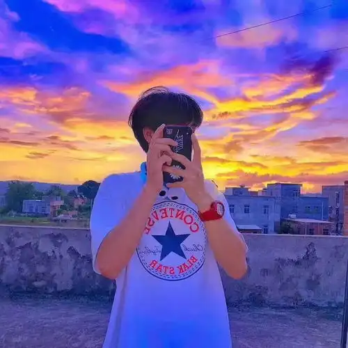  情侣头像你是蛋糕上的草莓是三明治里面夹的火腿