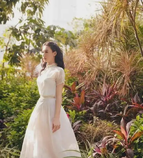  张柏芝终于复工,穿近3万印花长裙强势回归,美成小富婆