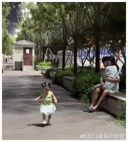  河南一对情侣在公园拥抱,小女孩突然上前打招呼,下一秒非常尴尬