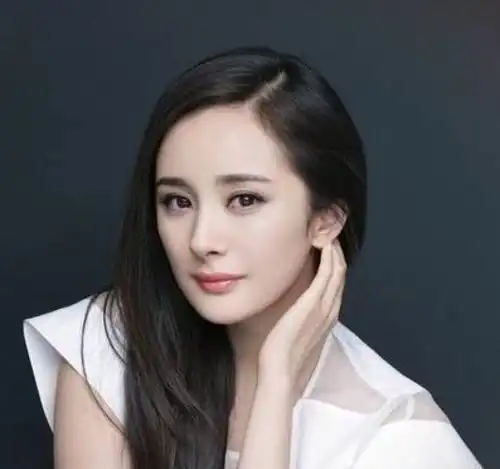  毛晓彤是迪士尼在逃公主穿上人鱼公主裙后,绝美身姿让人羡慕