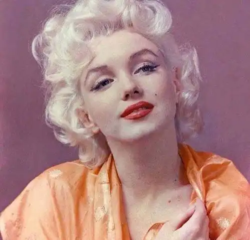  梦露生前再风光又如何剃发无牙内脏不全,只能狼狈入葬