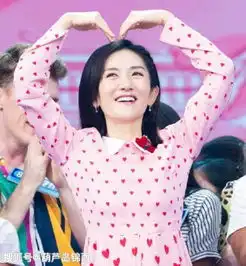 谢娜偶遇闺蜜笑出双下巴,主动拥抱没架子,加入央视也没飘