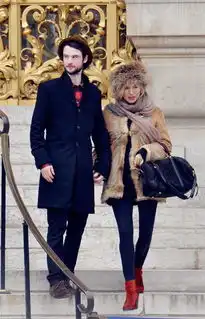  圣诞的爱与潮流,一分钟看完欧美15国情侣穿搭