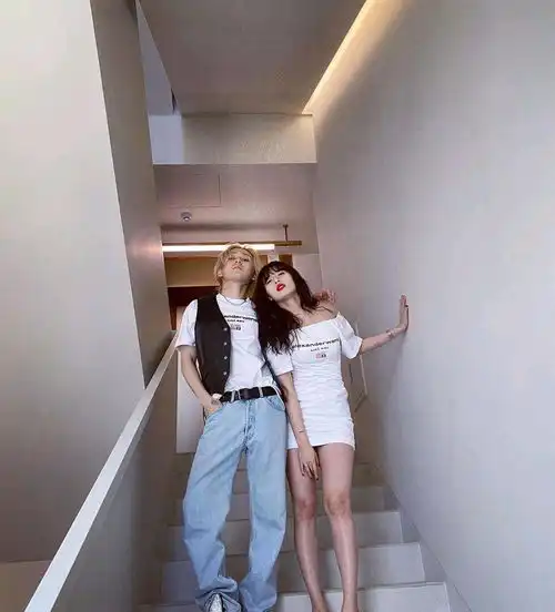  金泫雅和金晓钟再次合体,分享情侣穿搭造型,不仅时髦还挺甜蜜