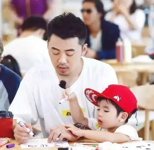  推迟2年终开播戚薇女儿化身表情包,黄英儿子曝光老爹隐私