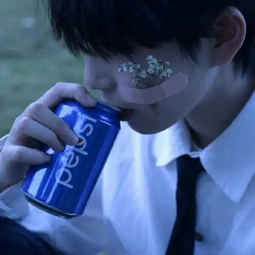  真人男生头像眉梢眼角藏秀气,声音笑貌露温柔