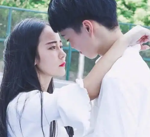  情侣接吻时,女人若有这四个动作,说明她并不是真心爱你