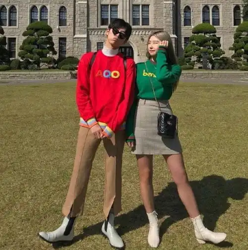  还在傻傻的穿一模一样的情侣装那你就out了,看看这些才高级