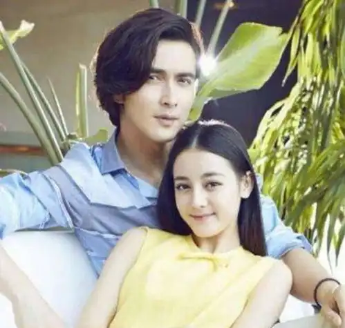  他本来是送快递的,后被杨幂看中搭档迪丽热巴,吸引了大批粉丝