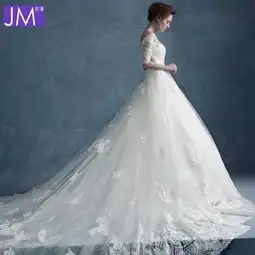  有白色拖地婚纱的图片吗