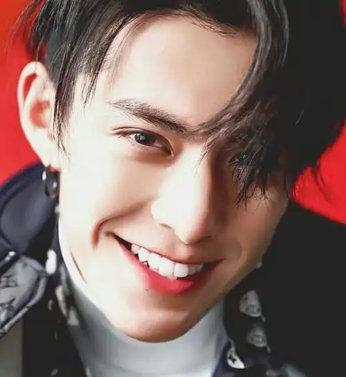  王鹤棣小卡背面图王鹤棣小卡背面图片高清