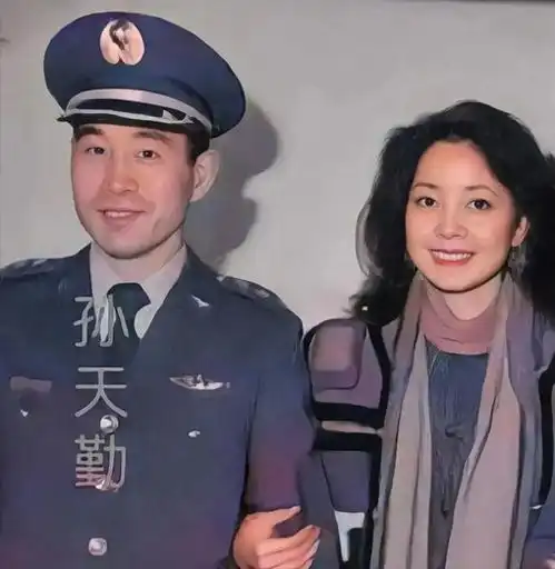  1983年孙天勤叛逃台湾,在台湾与邓丽君的合影