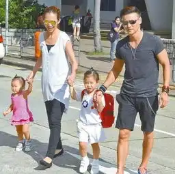  女星为了还债好拼有人卖鸡排,有人拍情色片