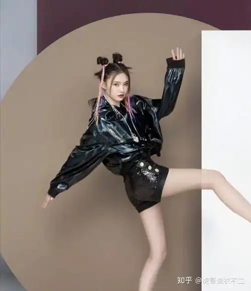  林允的漫画腿太让人服气,机车夹克配短裤,半扣半开让人浮想联翩