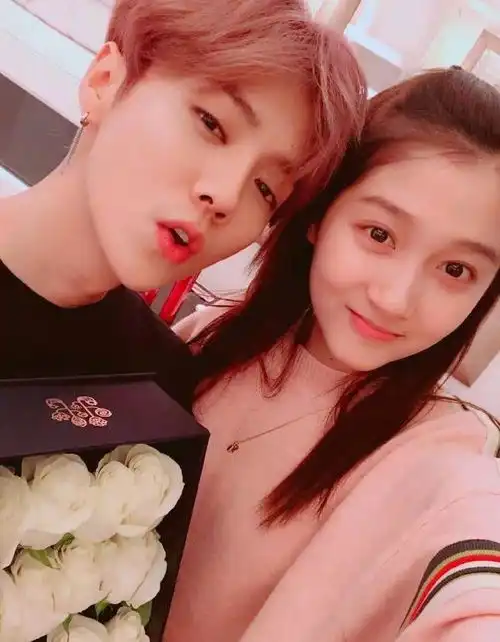  久违的狗粮偶遇关晓彤雨中拍戏,穿男友鹿晗外套暗戳戳秀恩爱