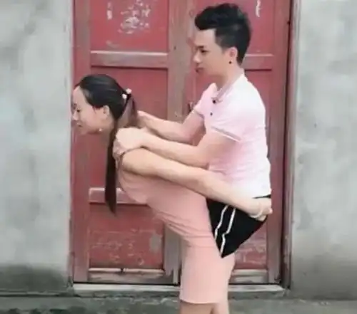  网红连体情侣分手,无腿丈夫觅得新欢,留下断臂妻子辛苦带娃