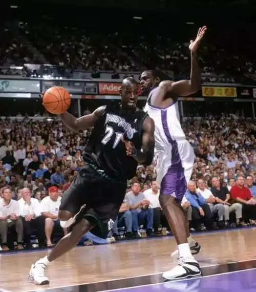  进入名人堂被高估他可是球场的铁血战士,冠军之师的中流砥柱,他定义了超巨