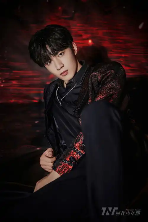  时代少年团新歌表演初舞台靓丽国风美少年